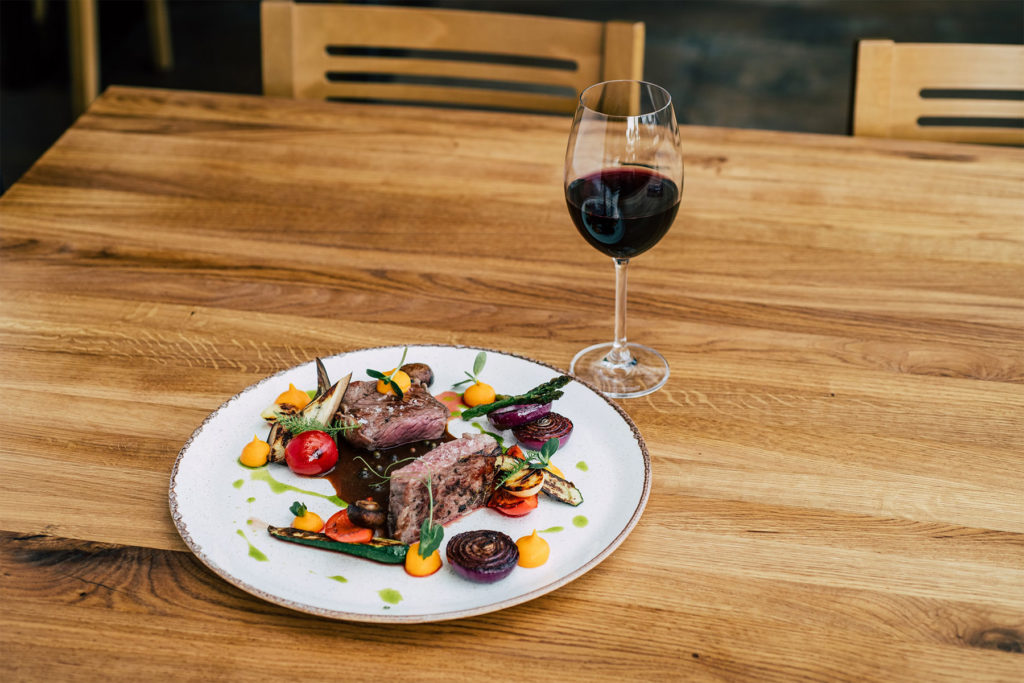 Which red wine to choose with a red or white meat dish?